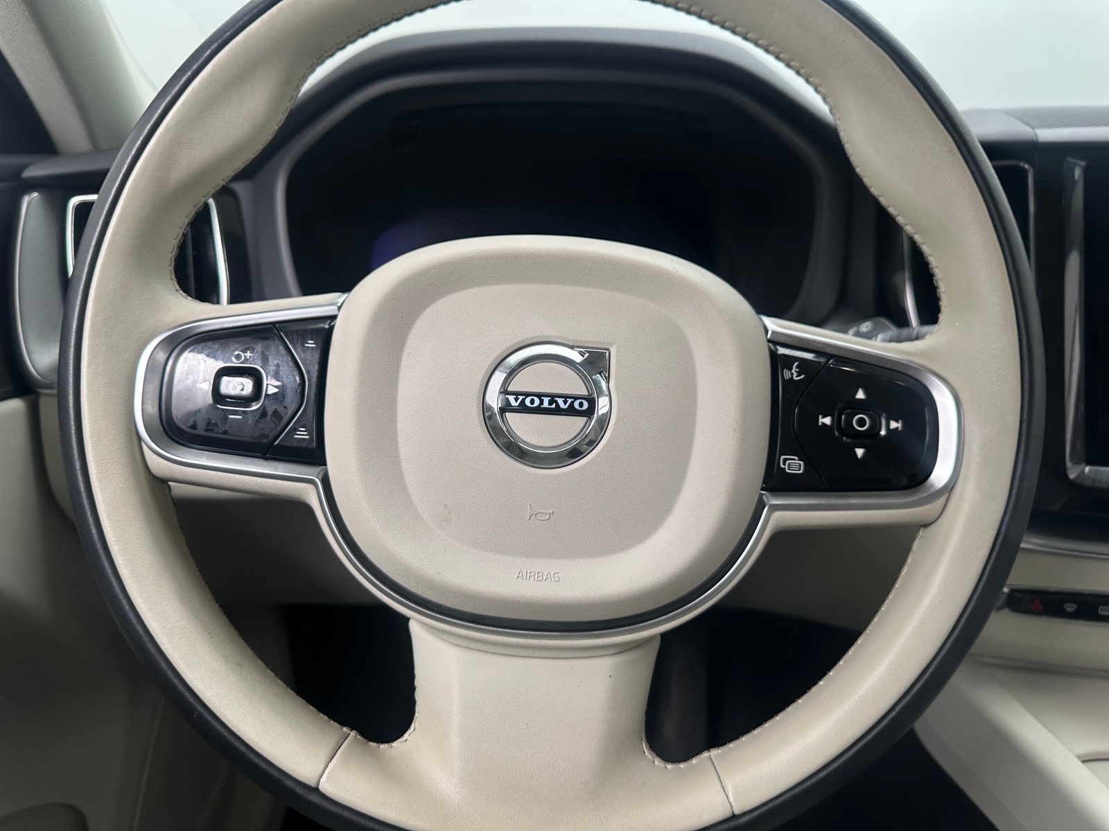 Thumbnail: 2023 Volvo XC60 - 5