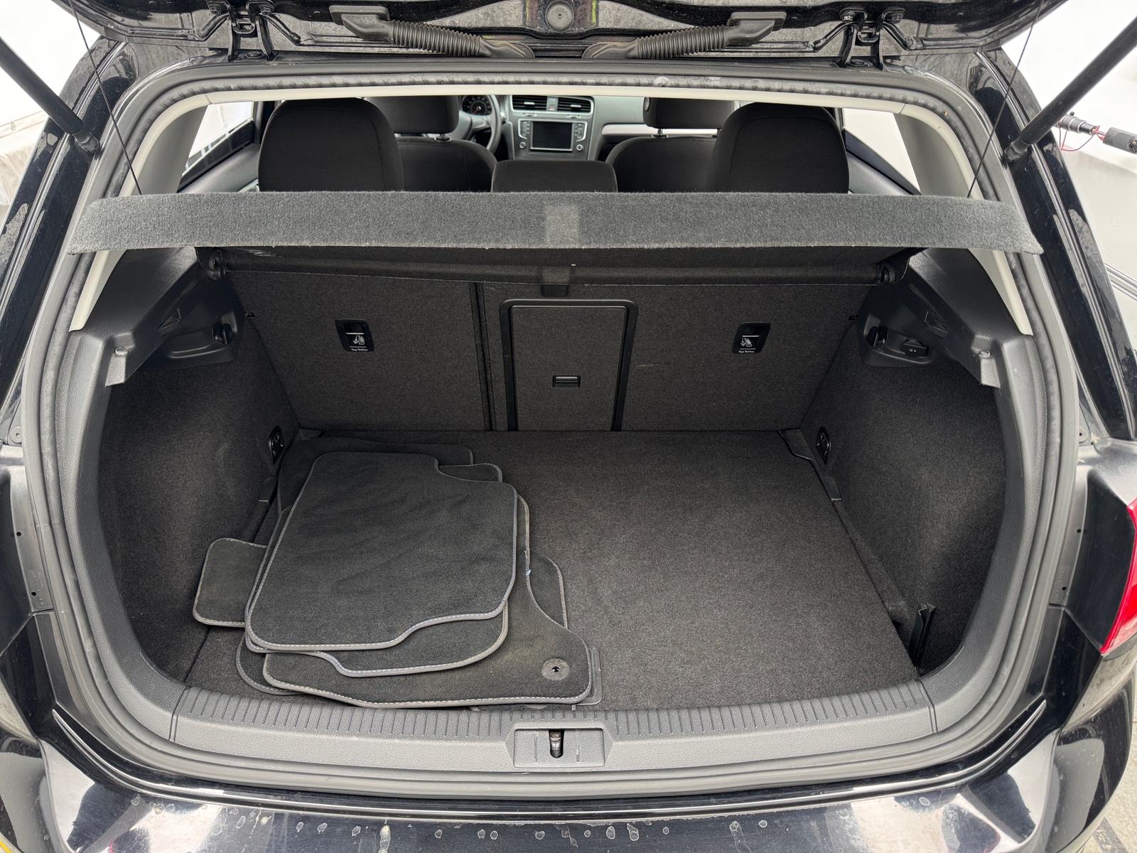 Thumbnail: 2016 Volkswagen e-Golf - 6