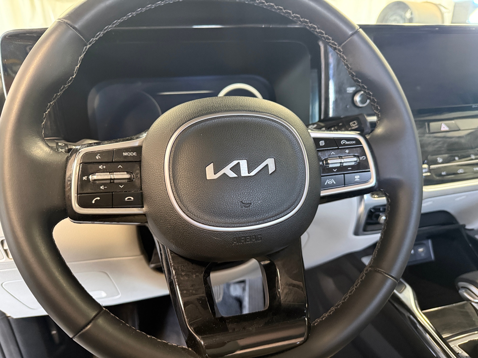 Thumbnail: 2023 Kia Sorento - 4