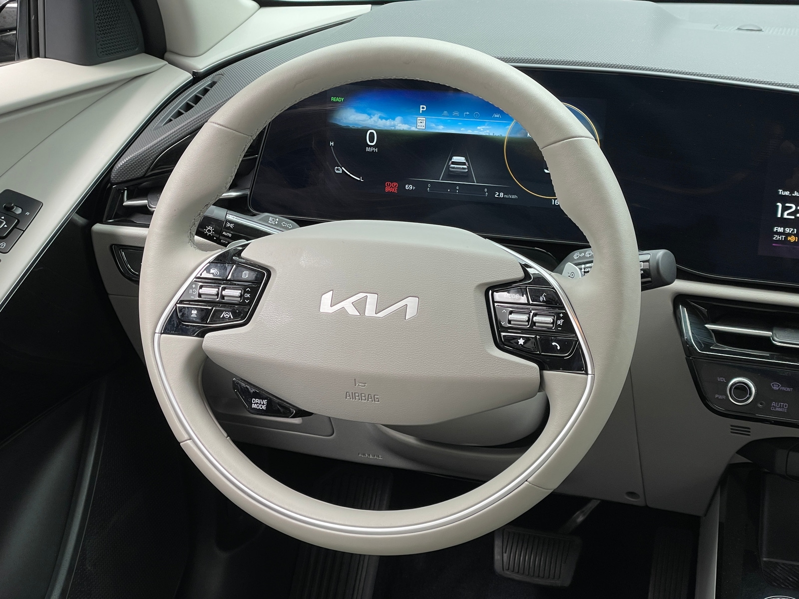 Thumbnail: 2023 Kia Niro - 4