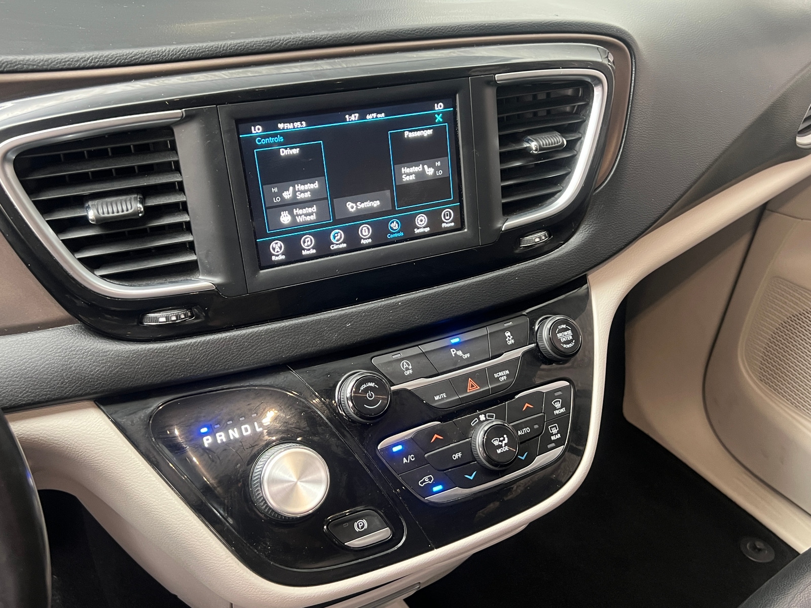 Thumbnail: 2019 Chrysler Pacifica - 3
