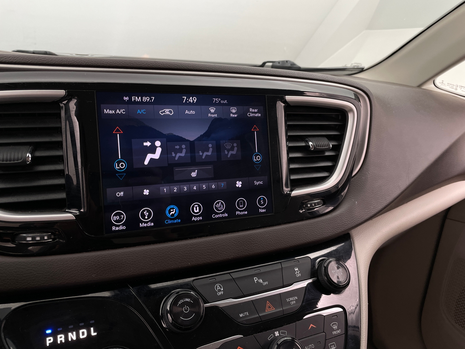 Thumbnail: 2018 Chrysler Pacifica - 3