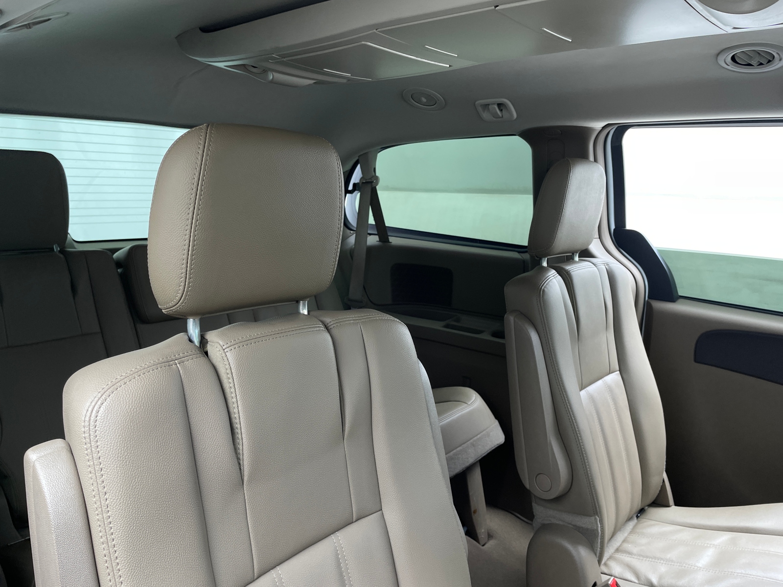 Thumbnail: 2016 Chrysler Town & Country - 5