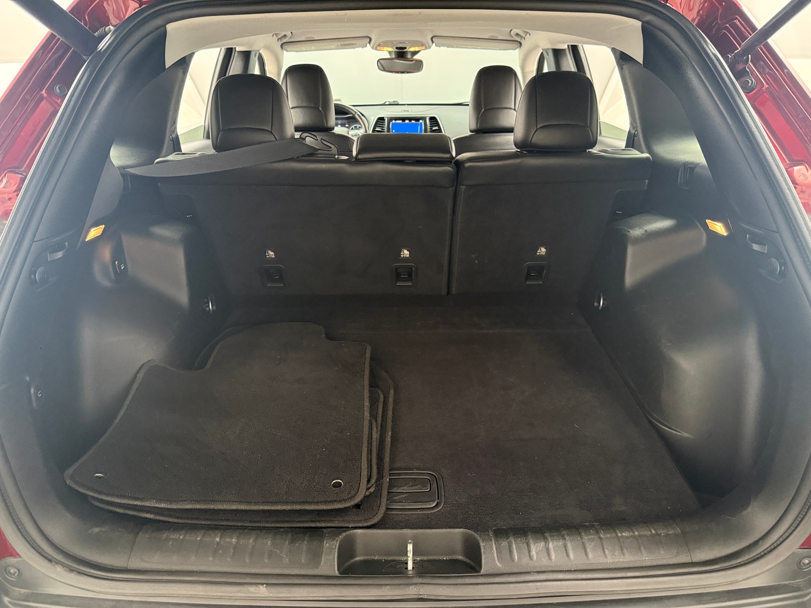 Thumbnail: 2019 Jeep Cherokee - 6