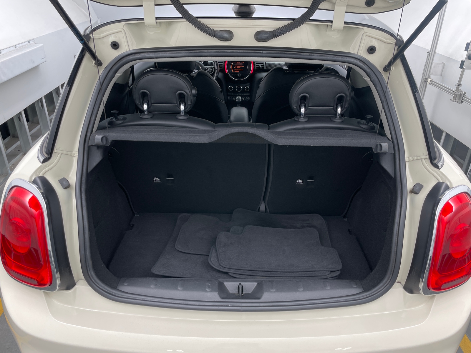Thumbnail: 2015 MINI Cooper Hardtop - 6