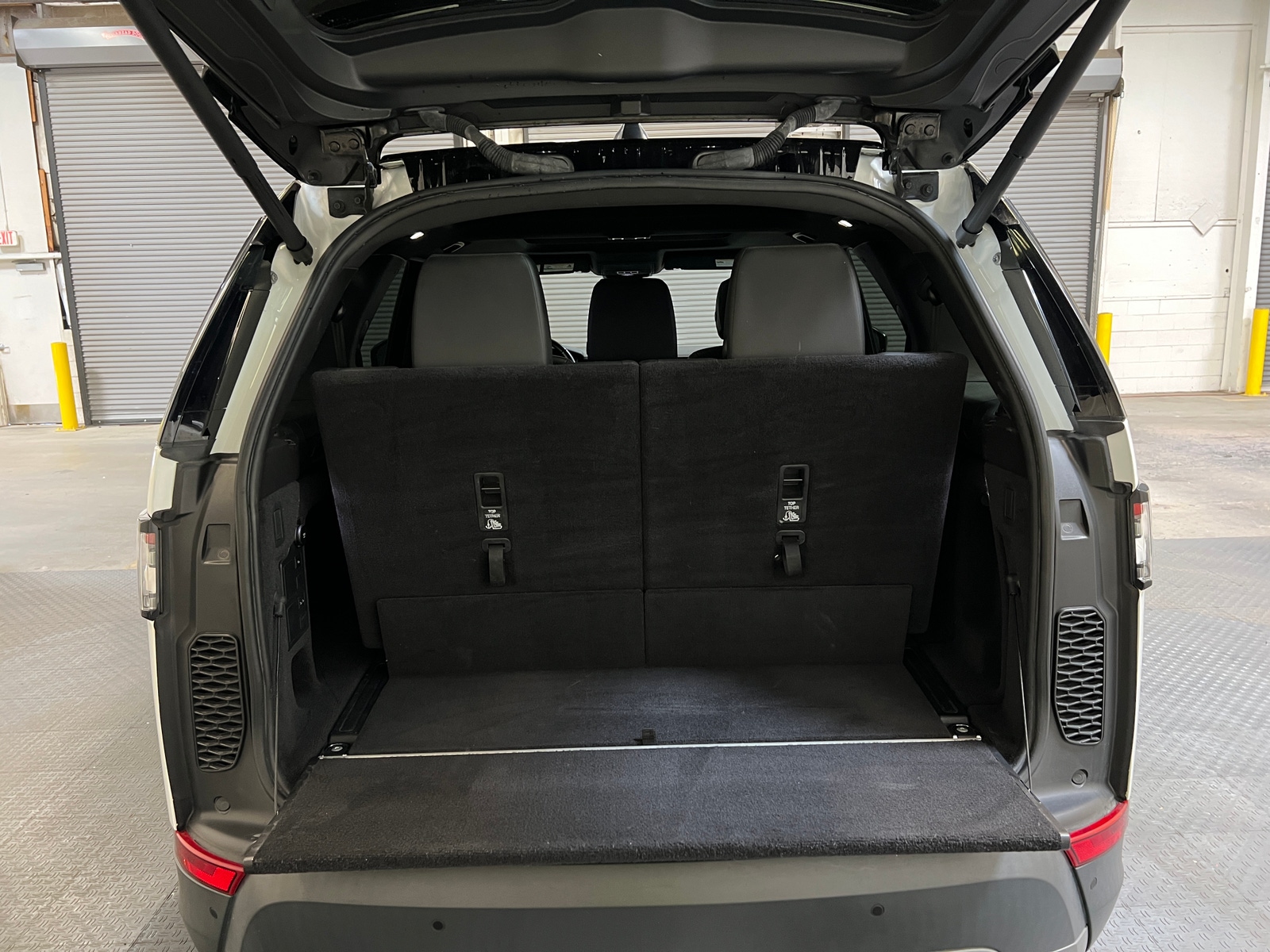 Thumbnail: 2019 Land Rover Discovery - 6
