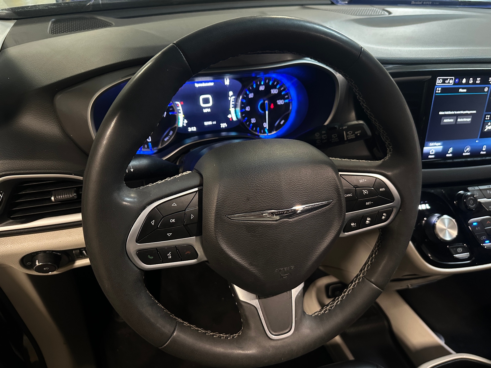 Thumbnail: 2023 Chrysler Pacifica - 4