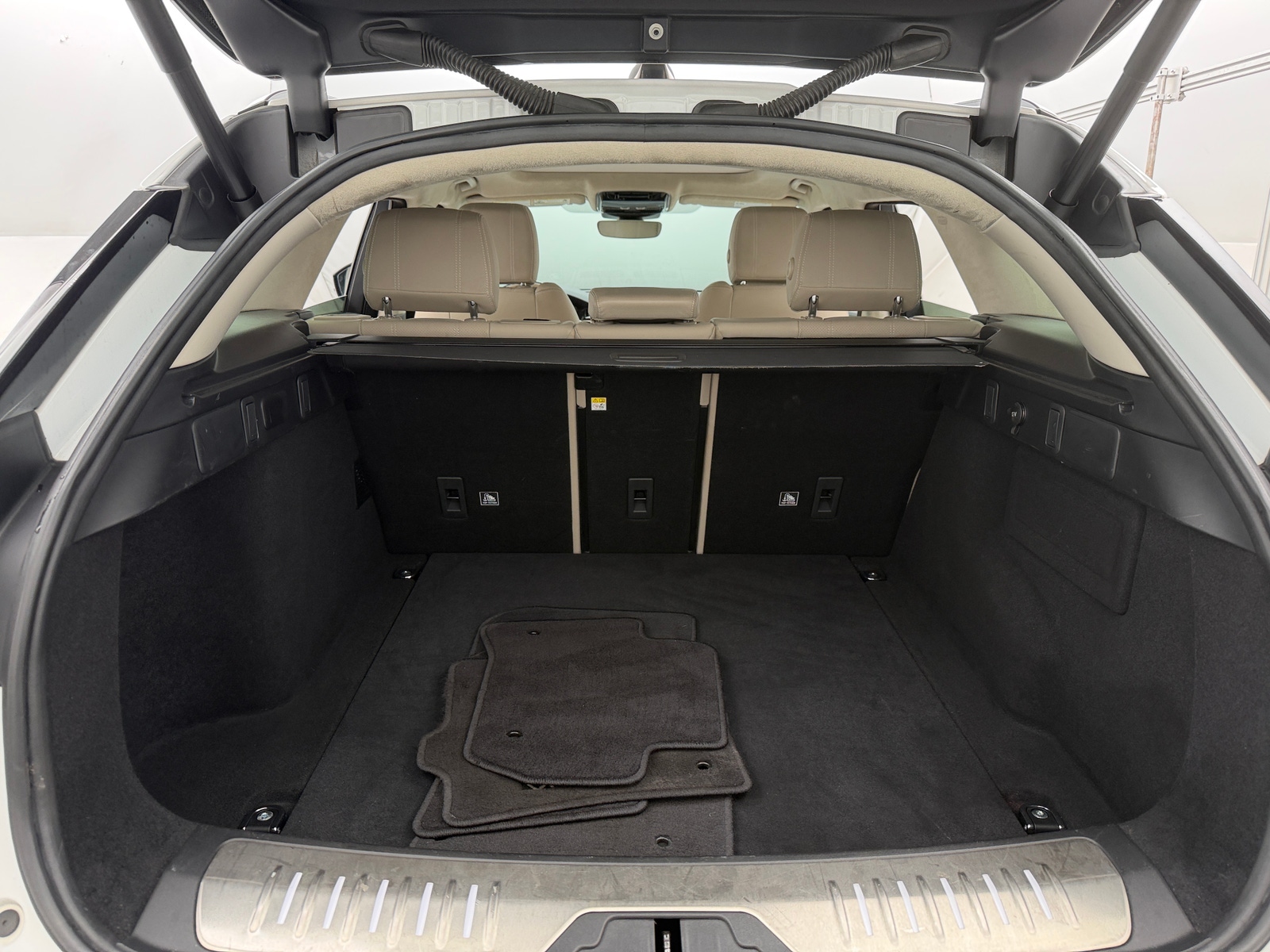 Thumbnail: 2020 Land Rover Range Rover Velar - 6