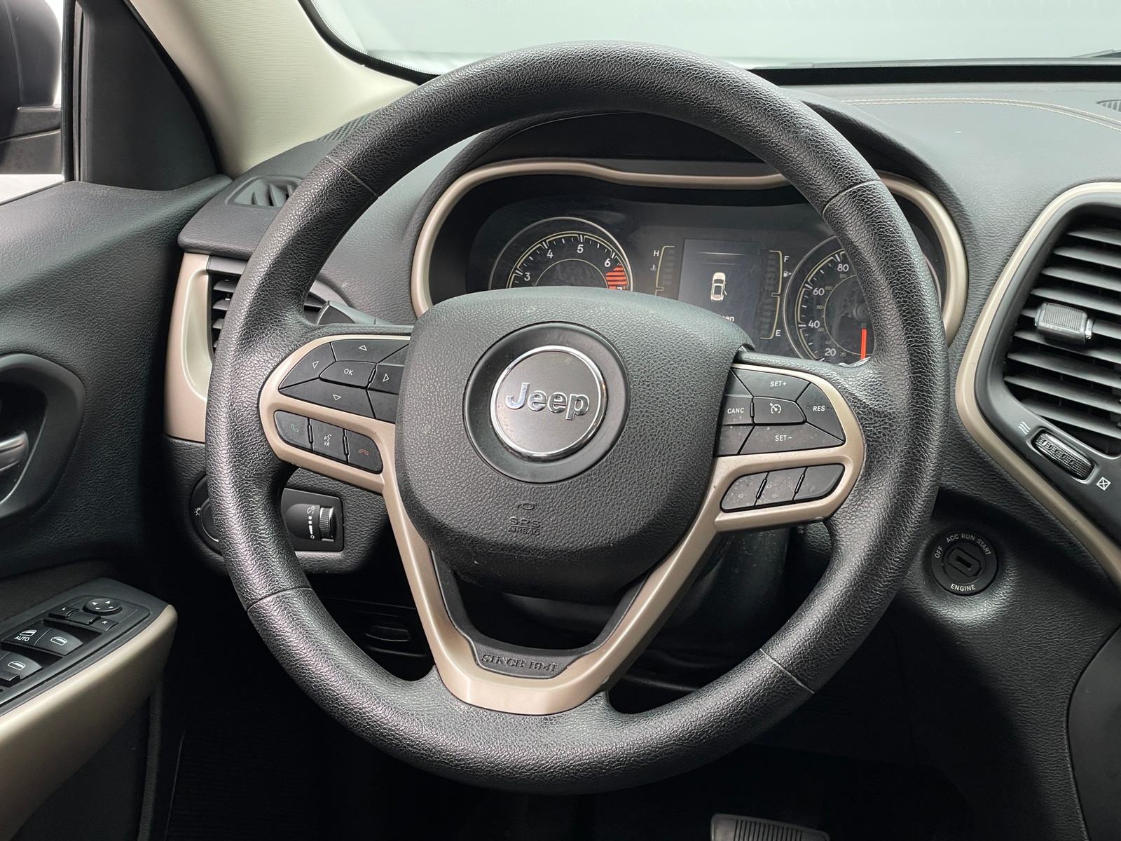 Thumbnail: 2017 Jeep Cherokee - 5