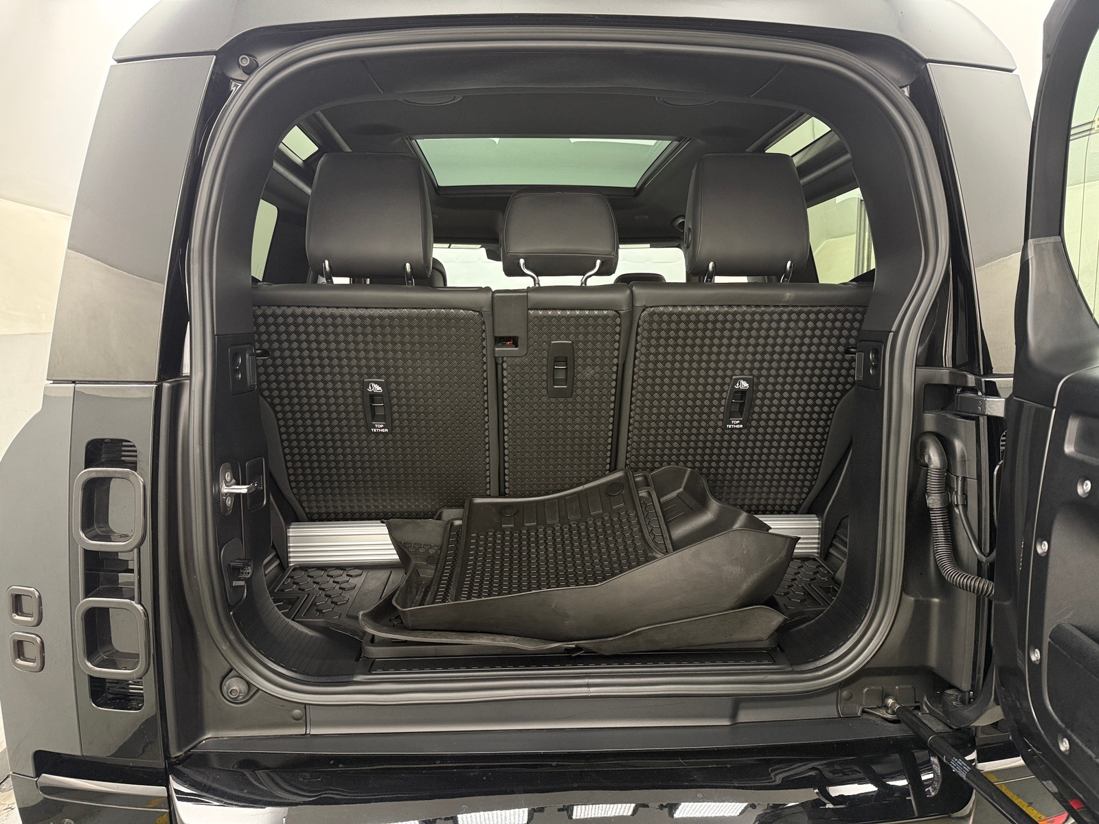 Thumbnail: 2023 Land Rover Defender - 6
