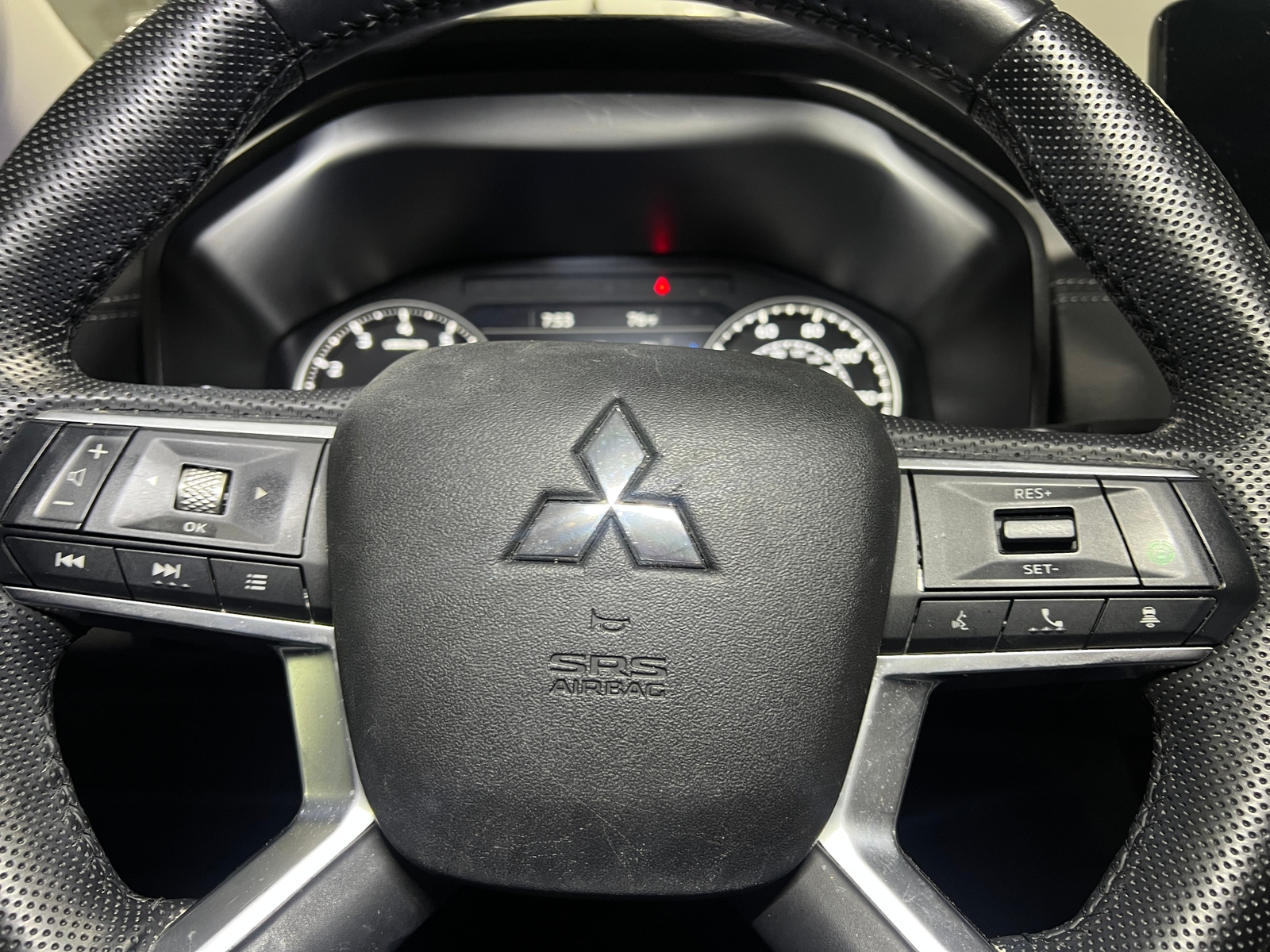 Thumbnail: 2023 Mitsubishi Outlander - 4