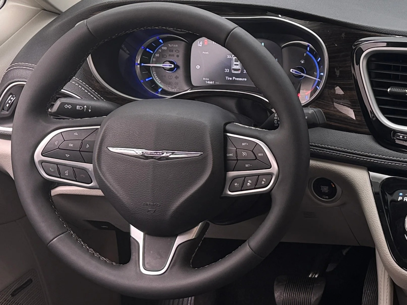 Thumbnail: 2023 Chrysler Pacifica - 4