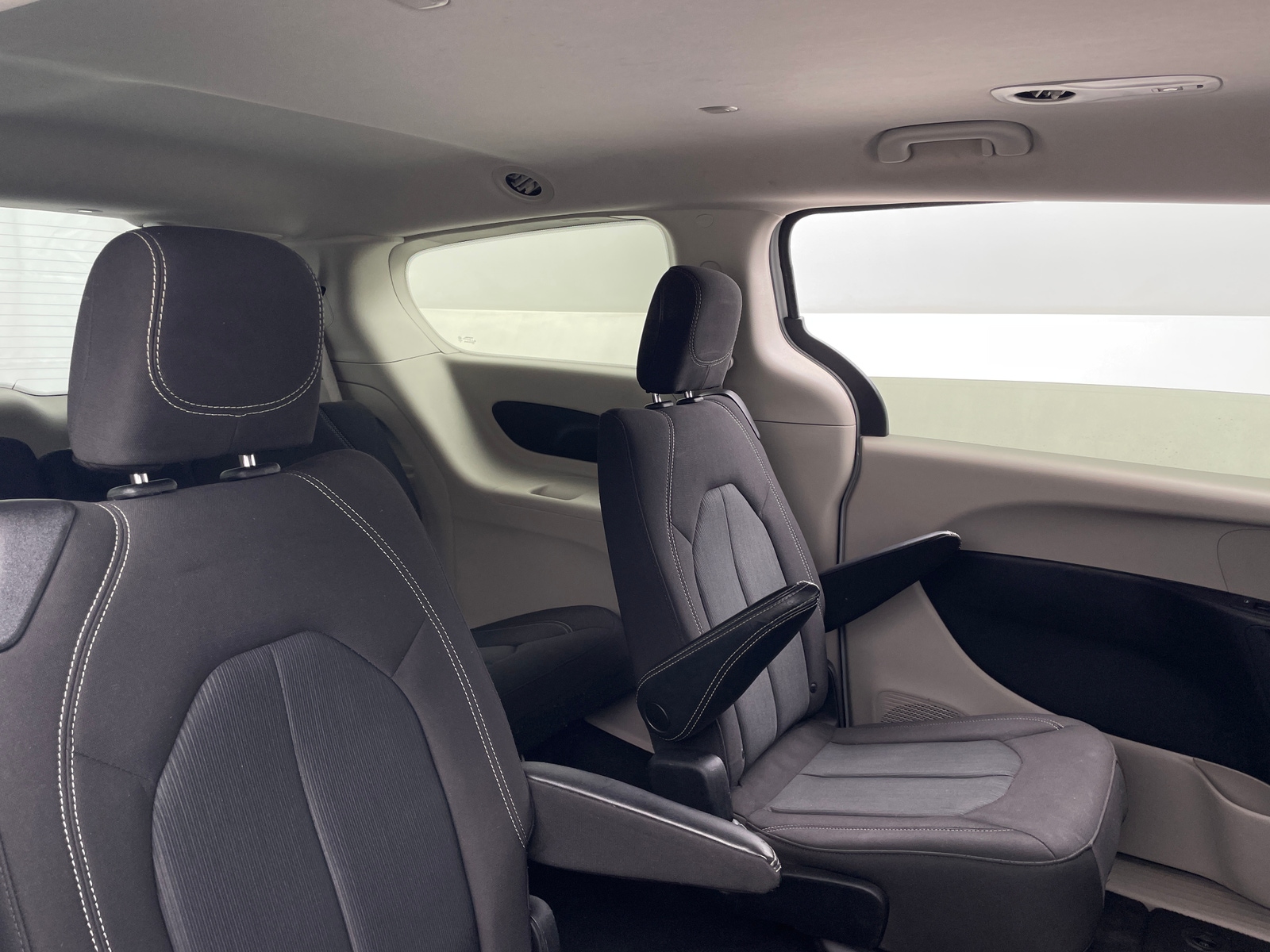 Thumbnail: 2023 Chrysler Voyager - 6