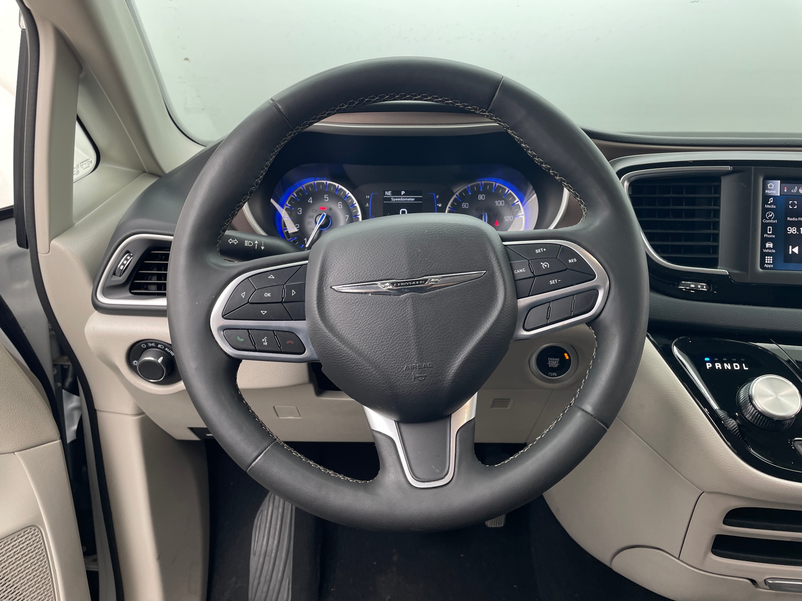 Thumbnail: 2023 Chrysler Voyager - 5