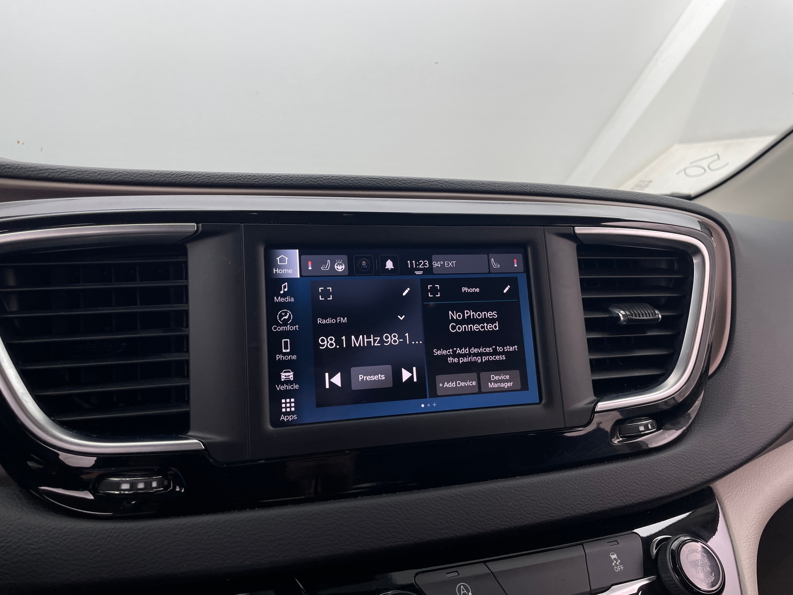 Thumbnail: 2023 Chrysler Voyager - 4