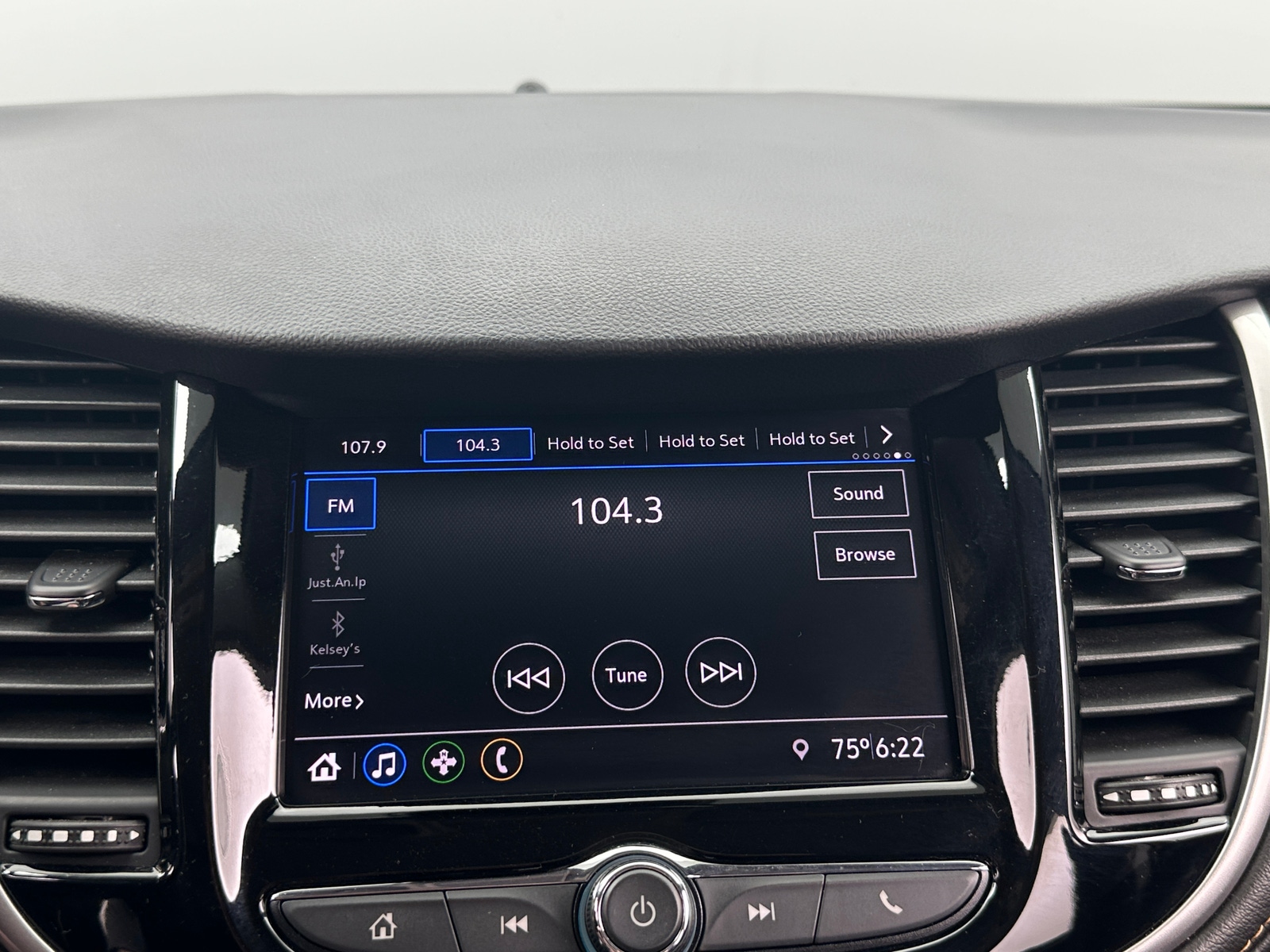 Thumbnail: 2021 Chevrolet Trax - 3