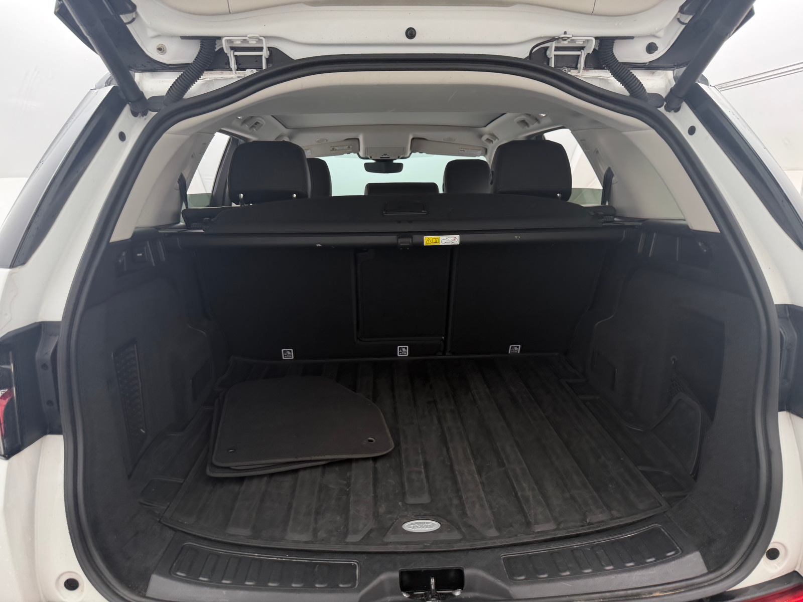 Thumbnail: 2022 Land Rover Discovery Sport - 6