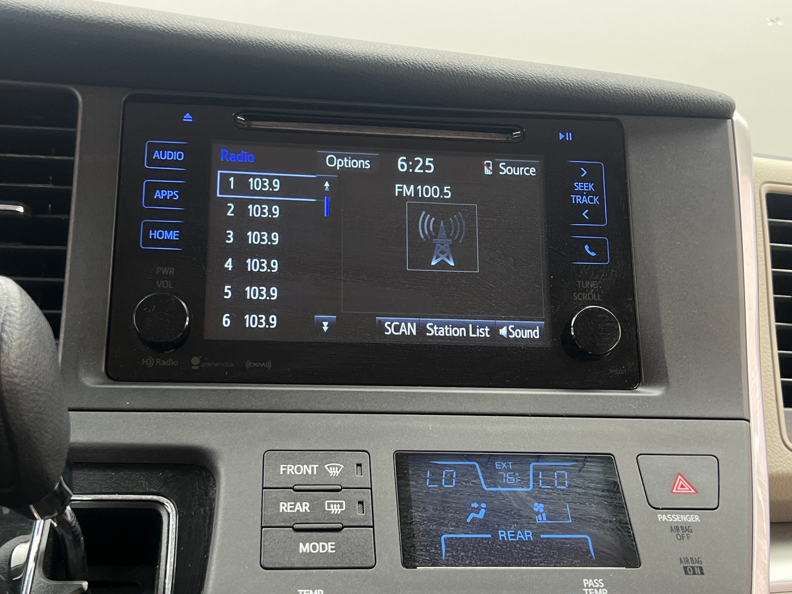 Thumbnail: 2017 Toyota Sienna - 4