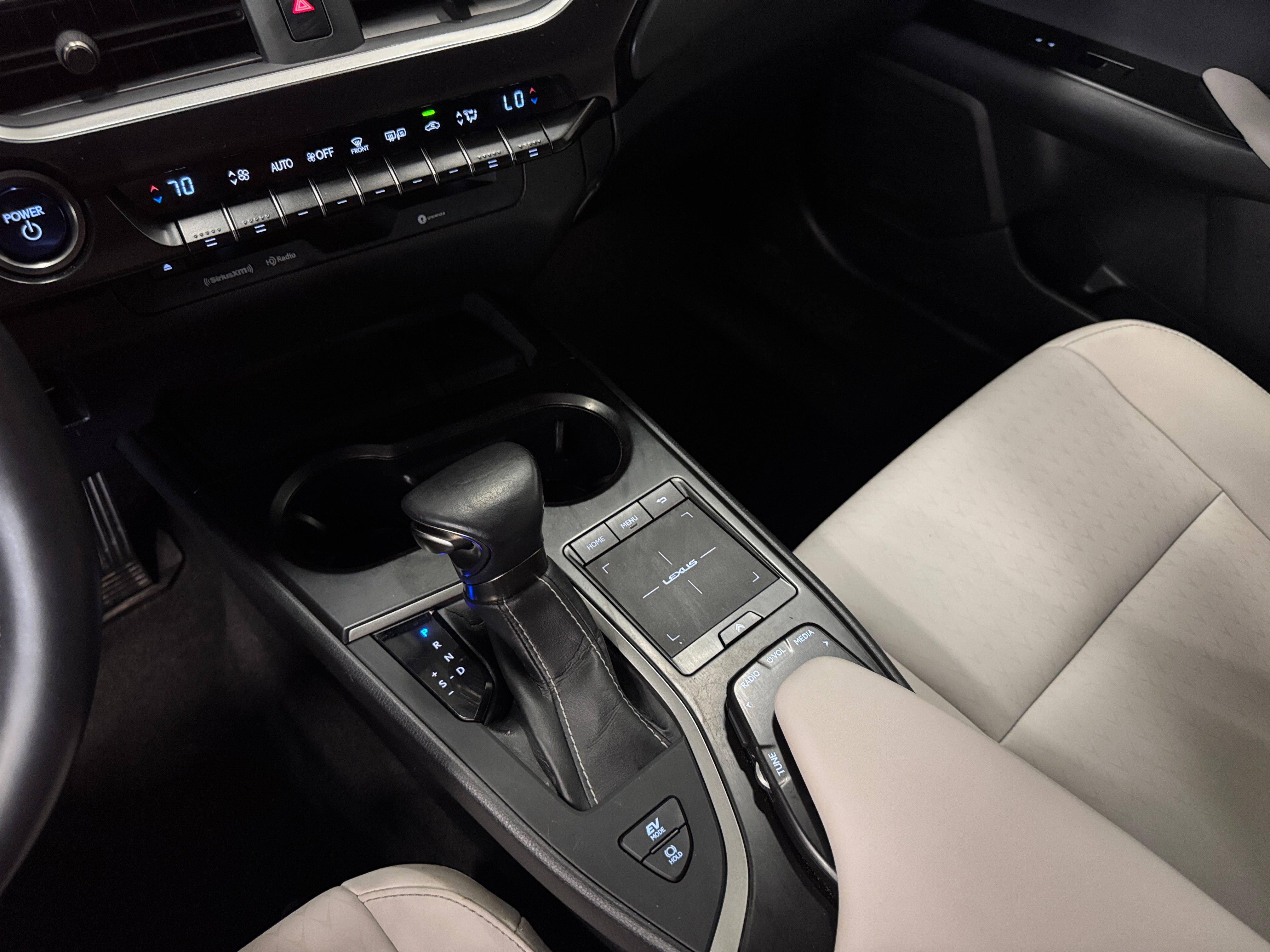 2022 Lexus UX Hybrid 250h - Photo 9