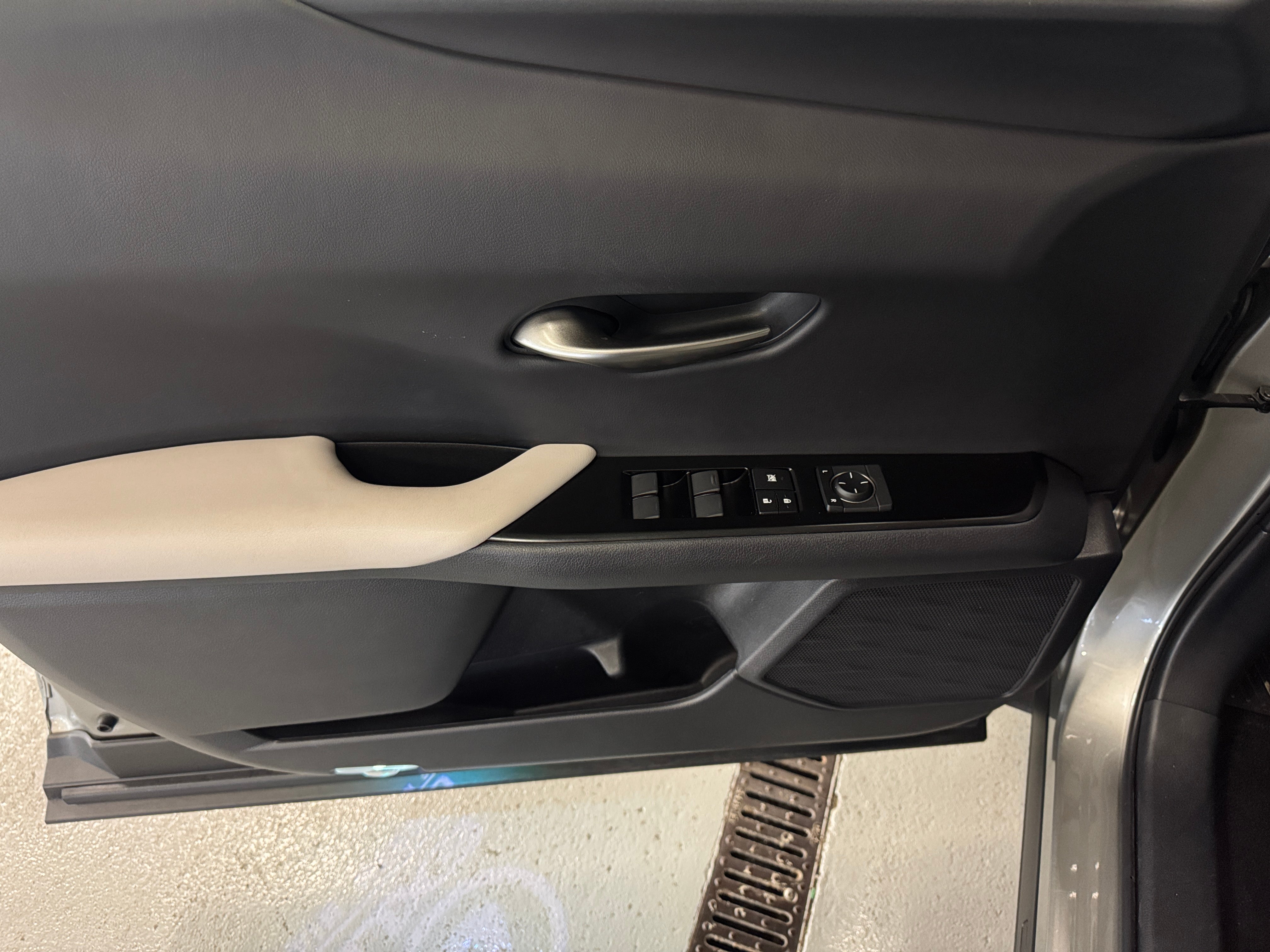2022 Lexus UX Hybrid 250h - Photo 10