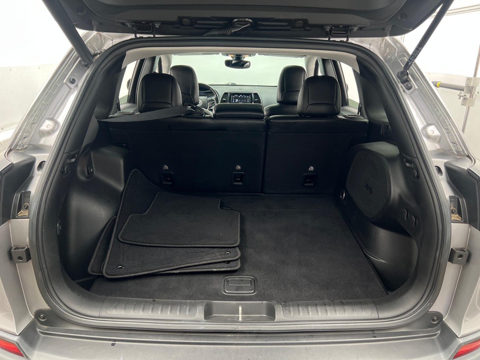 Thumbnail: 2019 Jeep Cherokee - 6