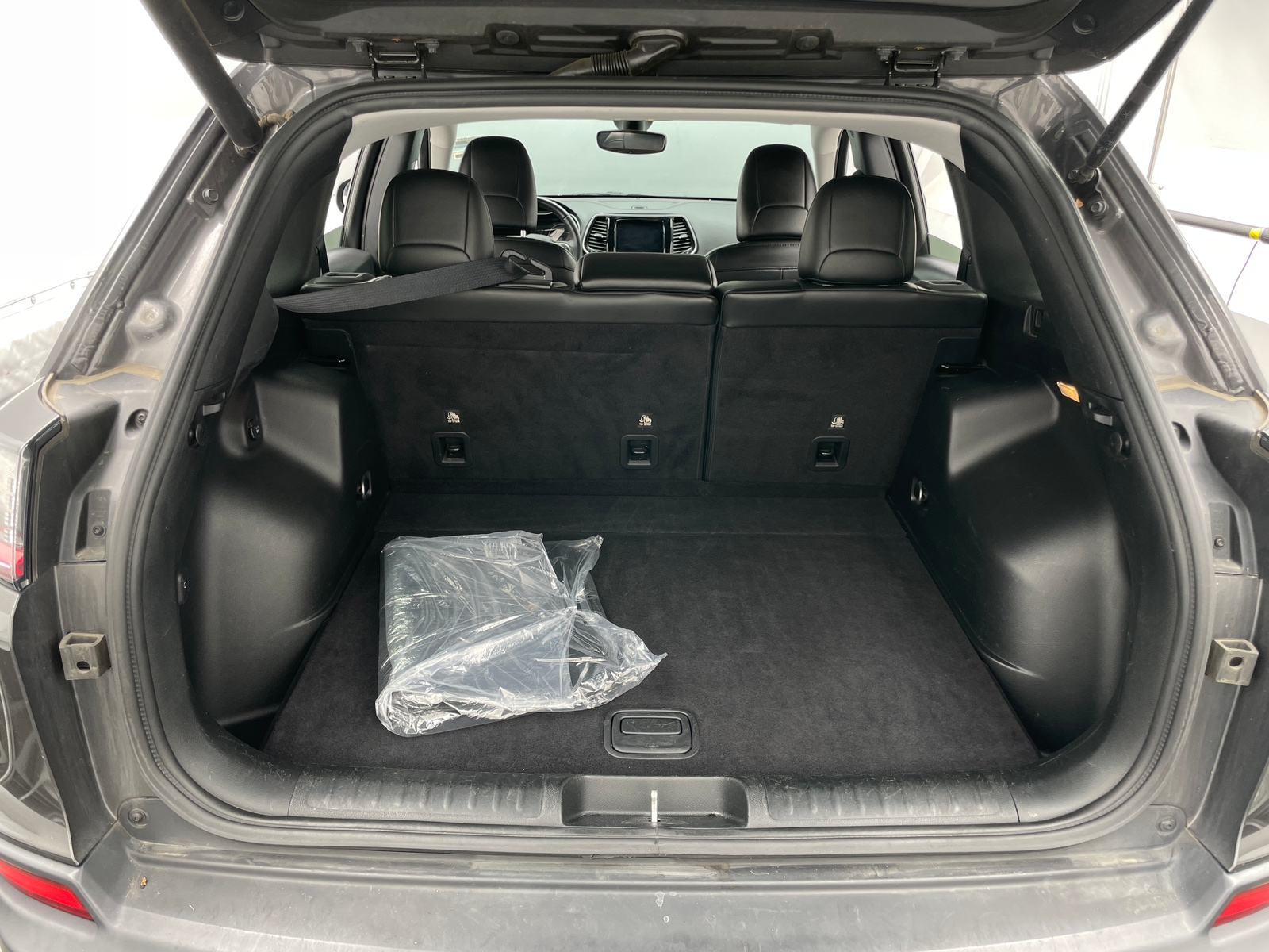 Thumbnail: 2019 Jeep Cherokee - 6