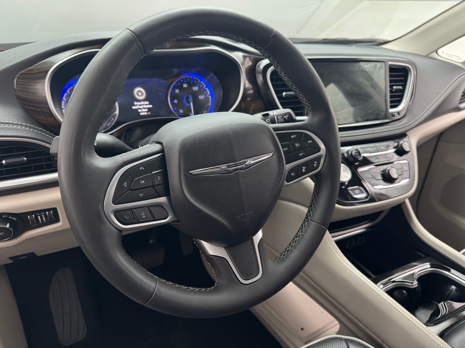 Thumbnail: 2023 Chrysler Pacifica - 4