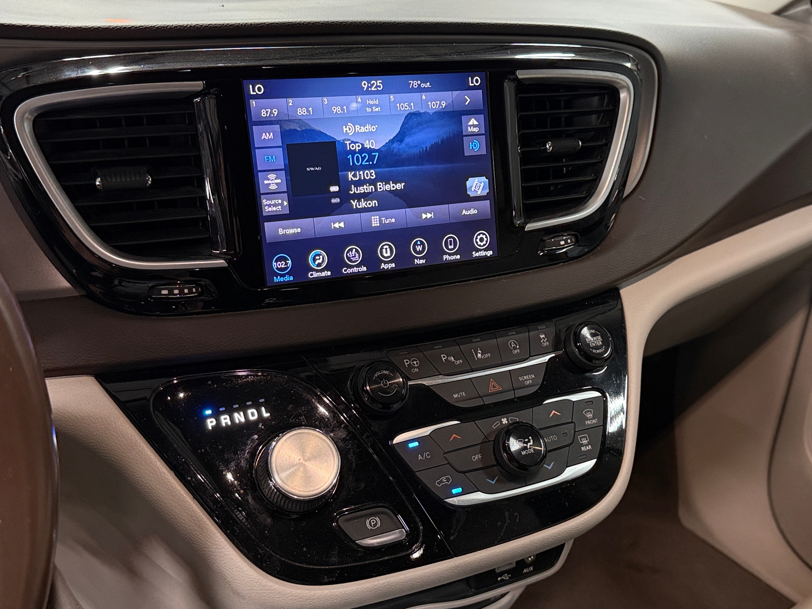Thumbnail: 2018 Chrysler Pacifica - 3