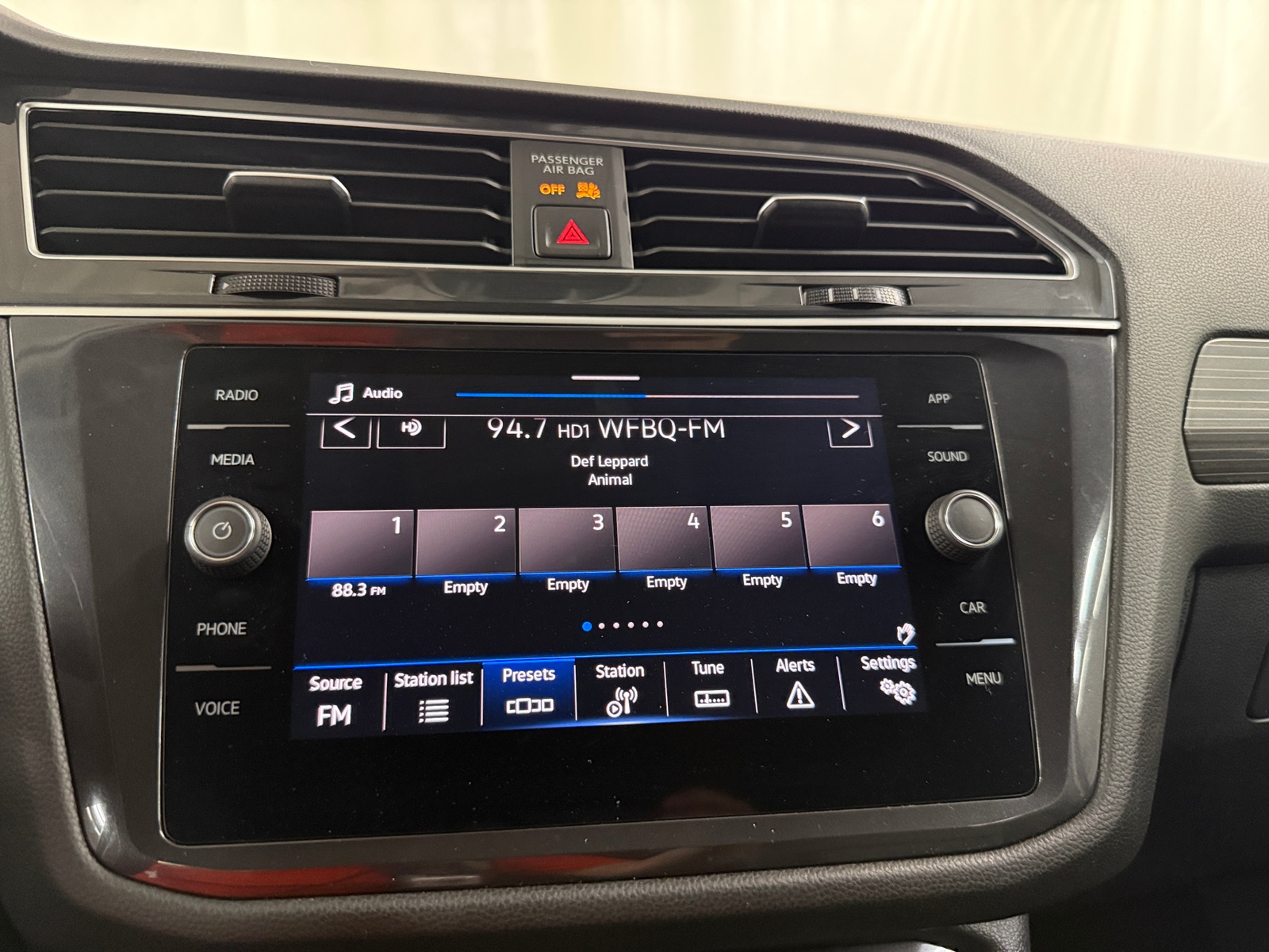 Thumbnail: 2024 Volkswagen Tiguan - 3