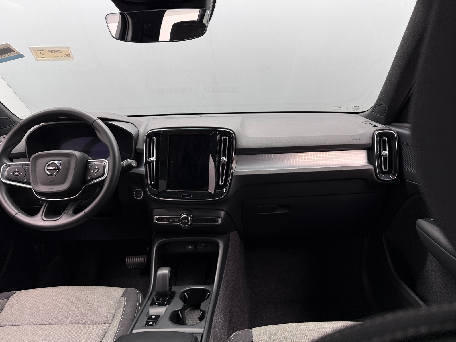 Thumbnail: 2025 Volvo XC40 - 3