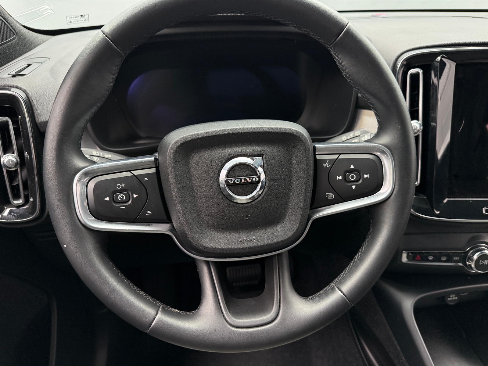 Thumbnail: 2025 Volvo XC40 - 5