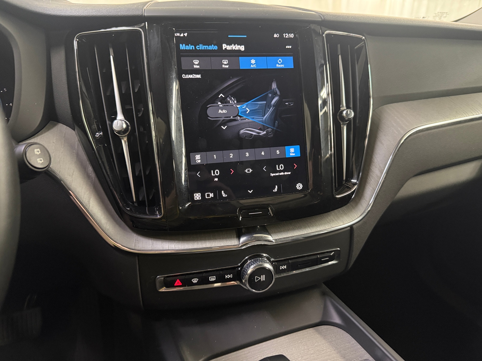 Thumbnail: 2025 Volvo XC60 - 3