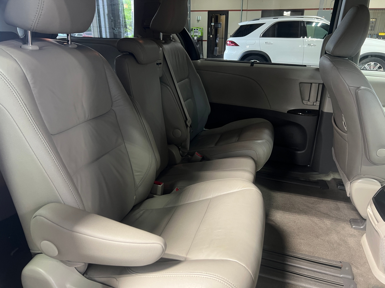 Thumbnail: 2017 Toyota Sienna - 5