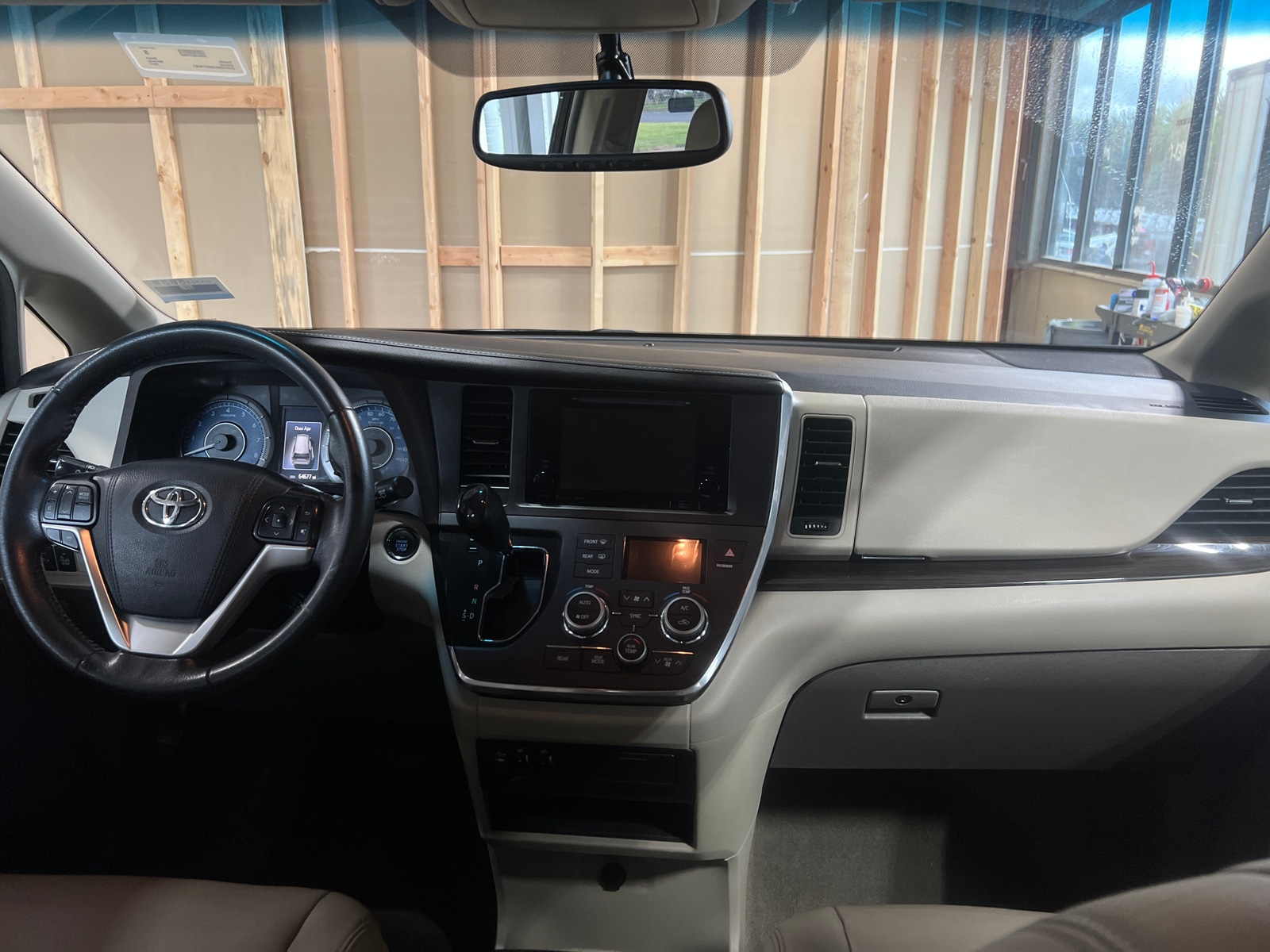 Thumbnail: 2017 Toyota Sienna - 2