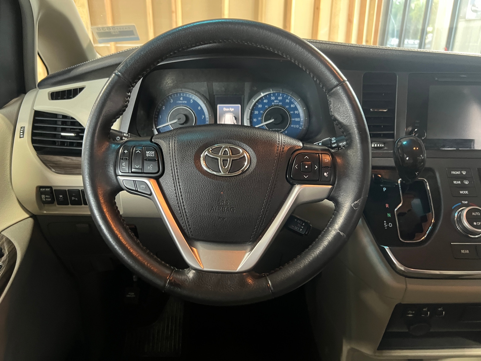 Thumbnail: 2017 Toyota Sienna - 4