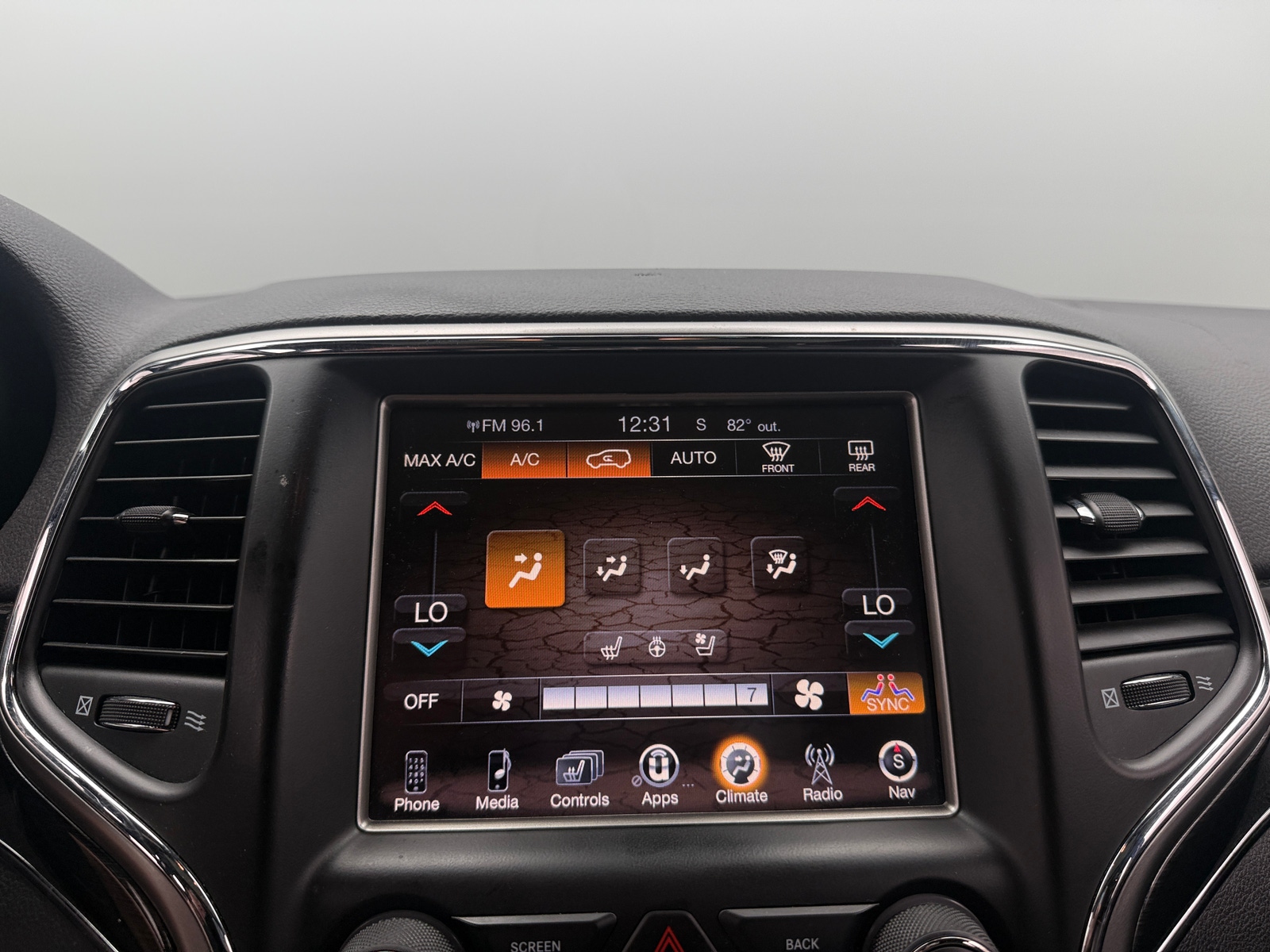 Thumbnail: 2017 Jeep Grand Cherokee - 3