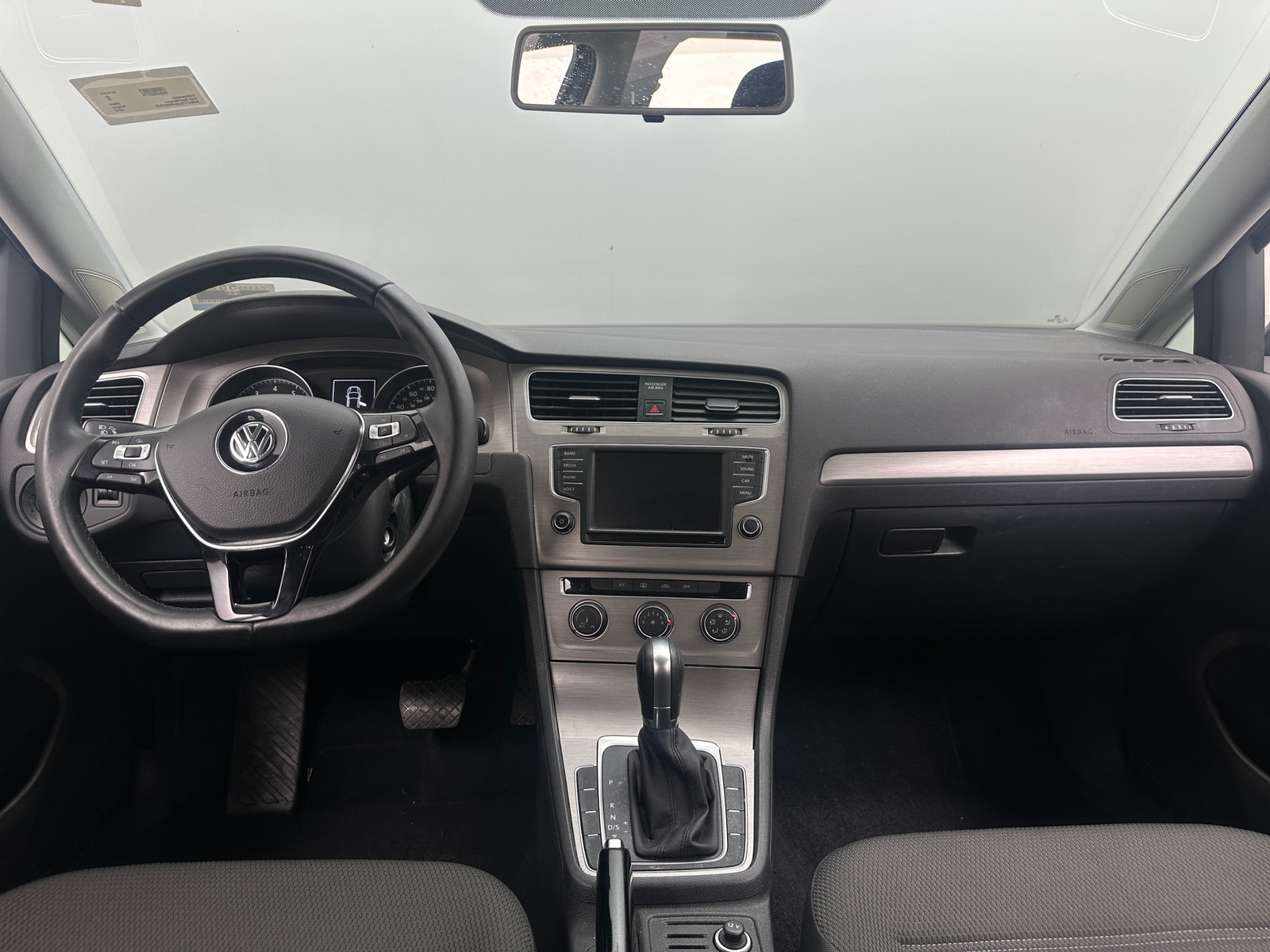 Thumbnail: 2017 Volkswagen e-Golf - 3