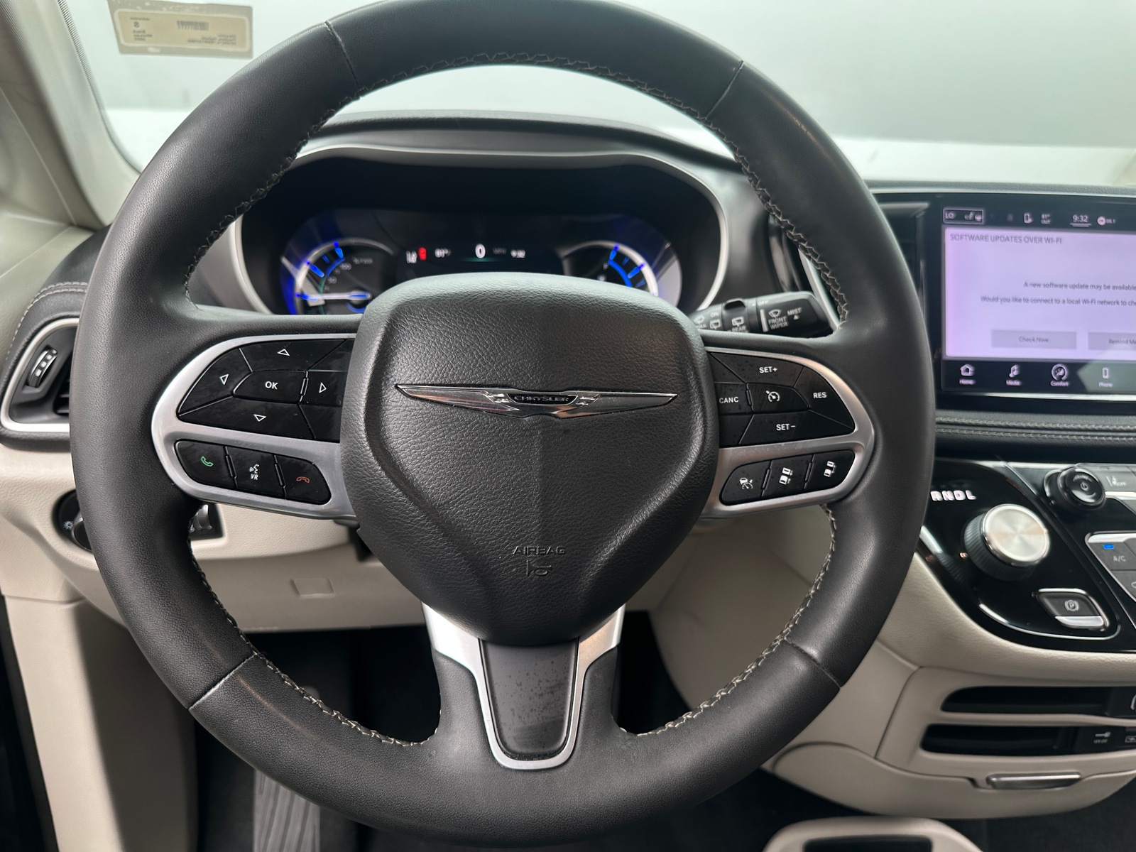 Thumbnail: 2022 Chrysler Pacifica - 4