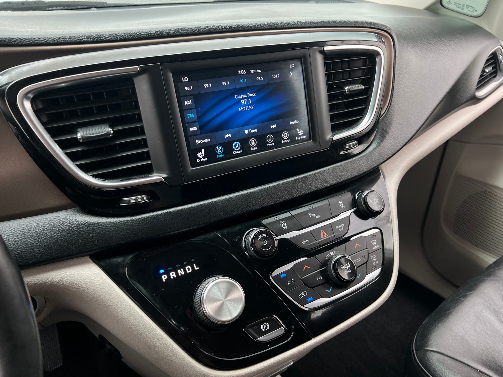 Thumbnail: 2019 Chrysler Pacifica - 3