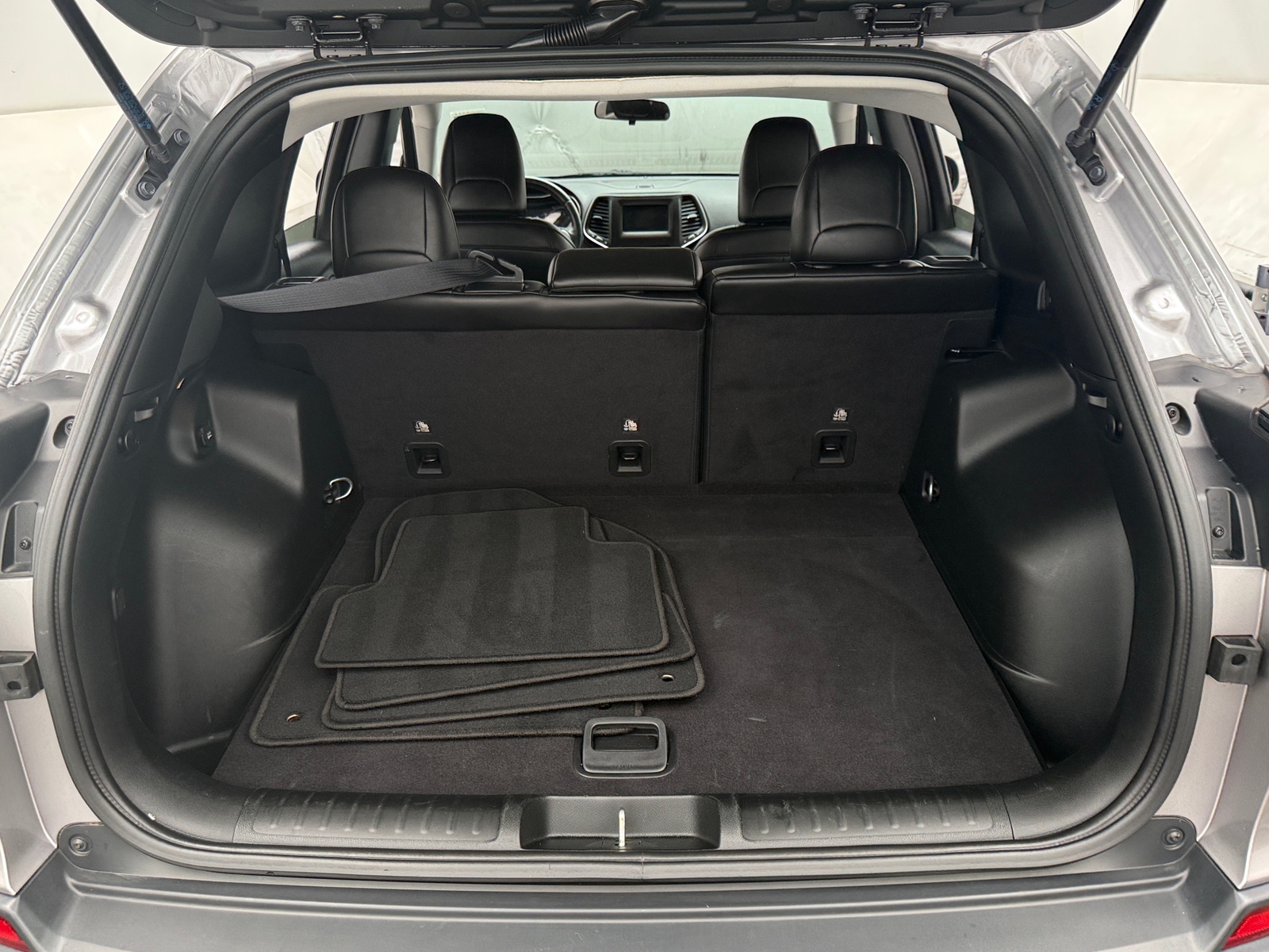 Thumbnail: 2019 Jeep Cherokee - 7