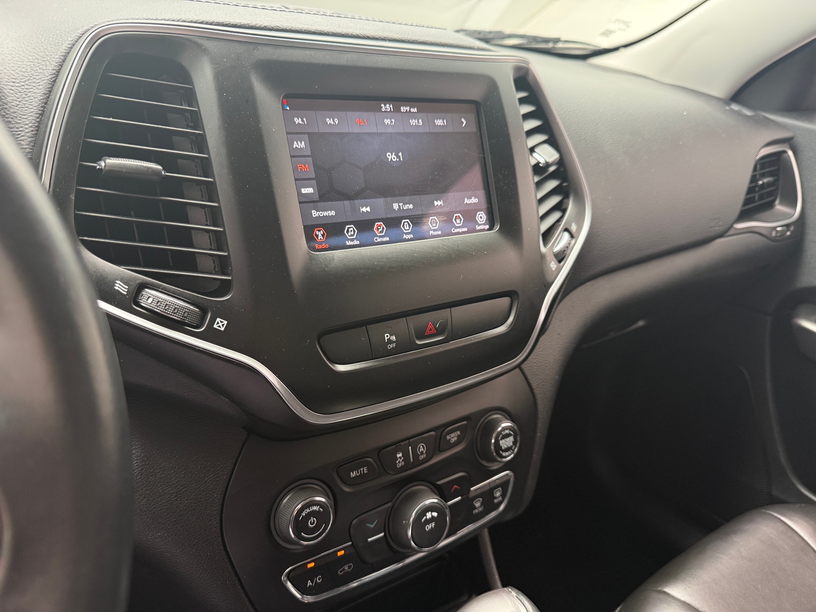 Thumbnail: 2019 Jeep Cherokee - 4