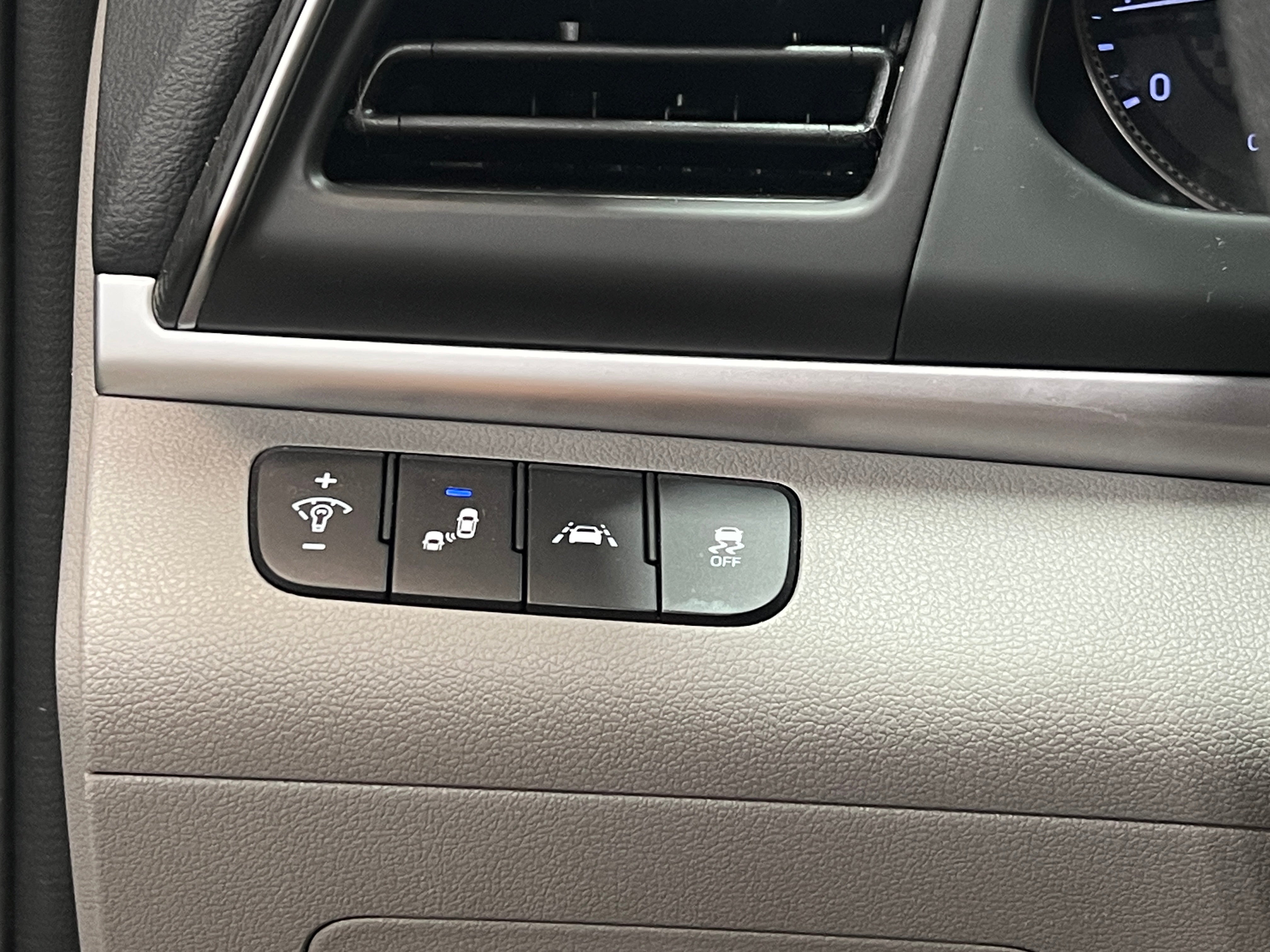 Used 2020 Hyundai Elantra SEL with VIN 5NPD84LF7LH584647 for sale in Pewaukee, WI