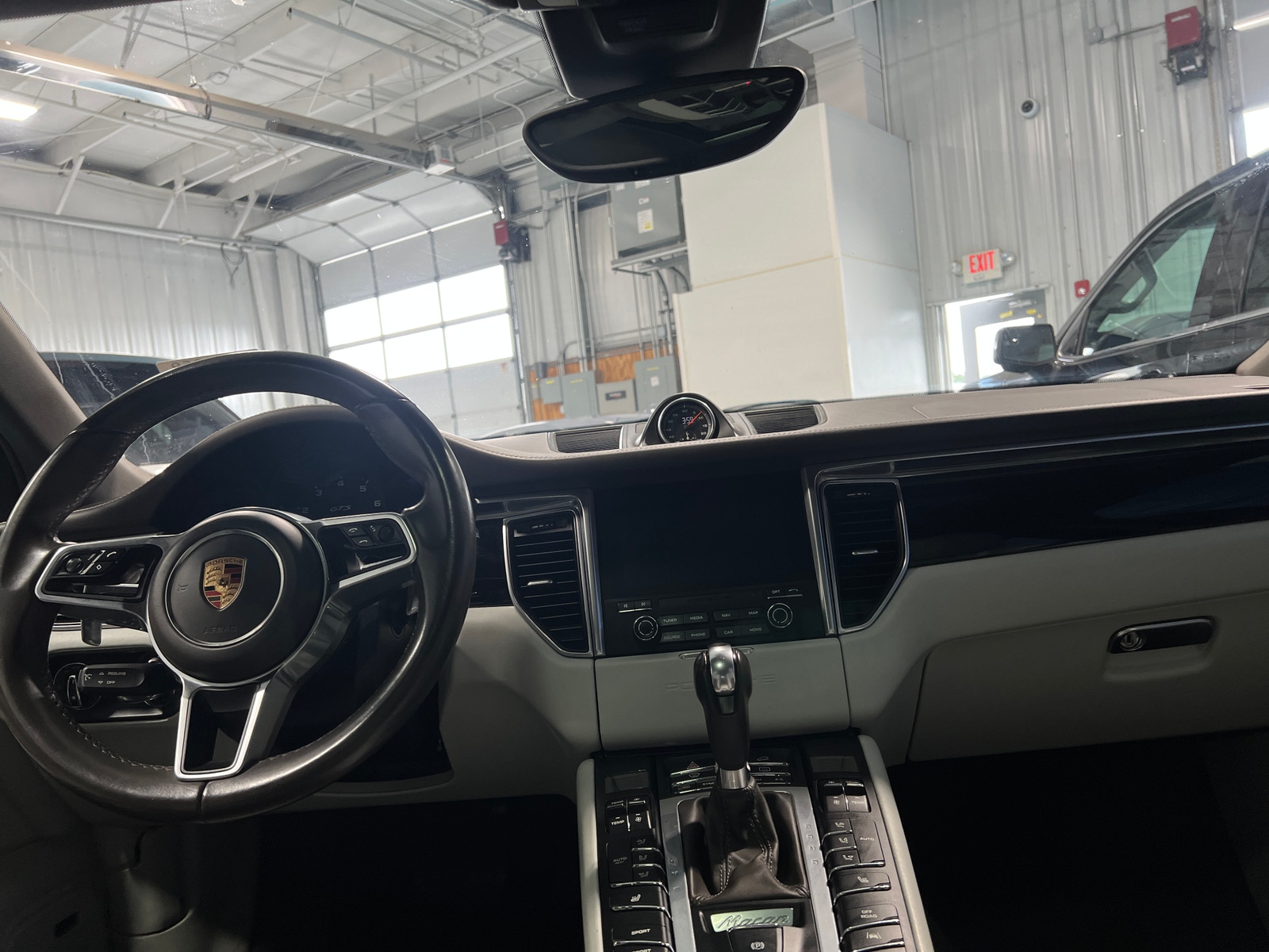 Thumbnail: 2017 Porsche Macan - 2