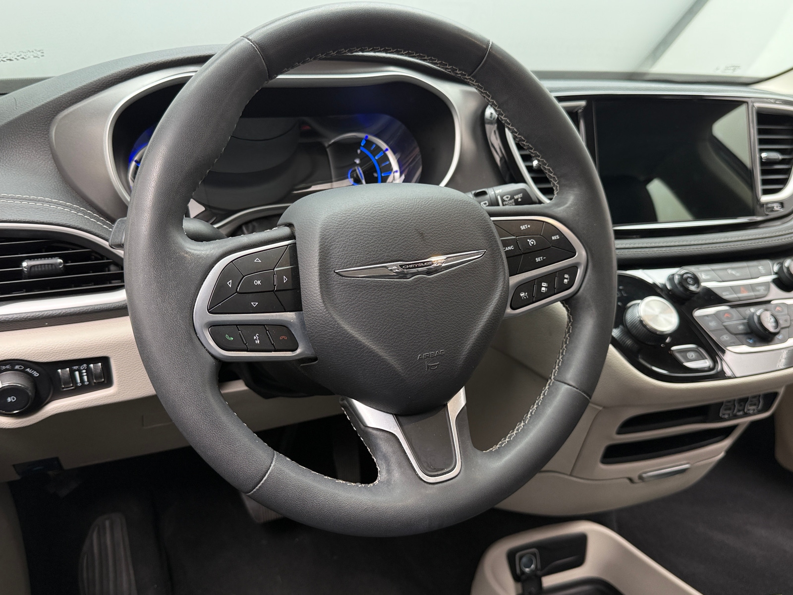 Thumbnail: 2023 Chrysler Pacifica - 4