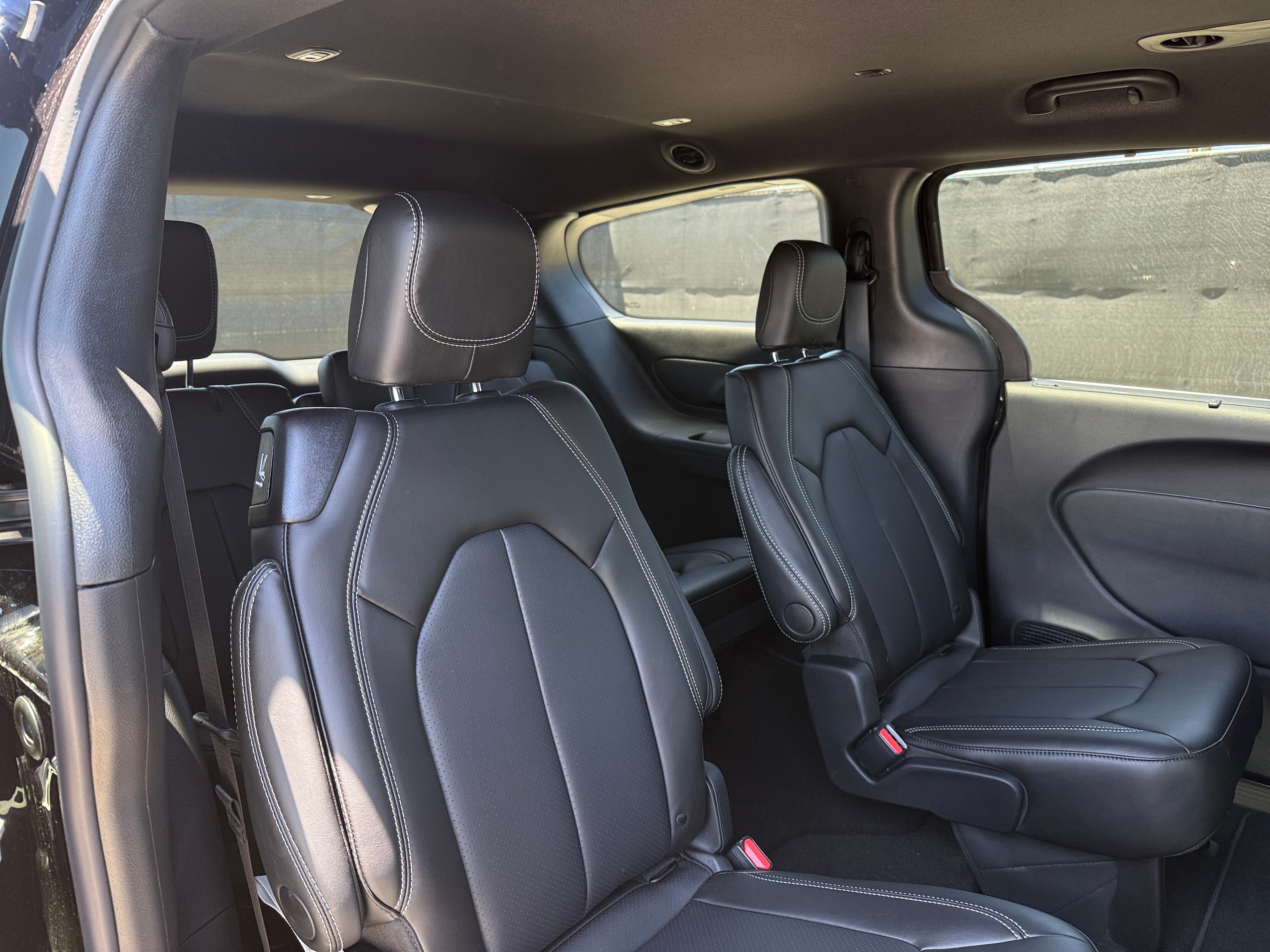2027 Chrysler Pacifica Select's photo