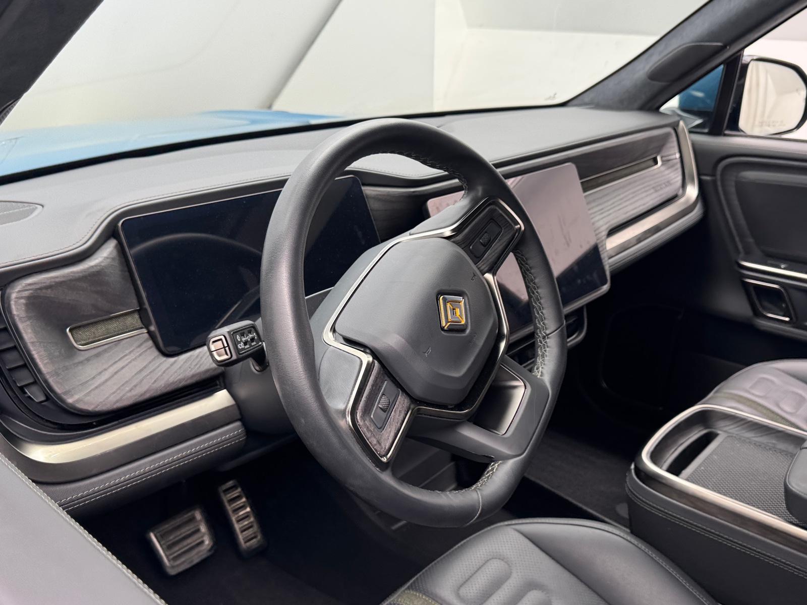 Thumbnail: 2023 Rivian R1S - 4
