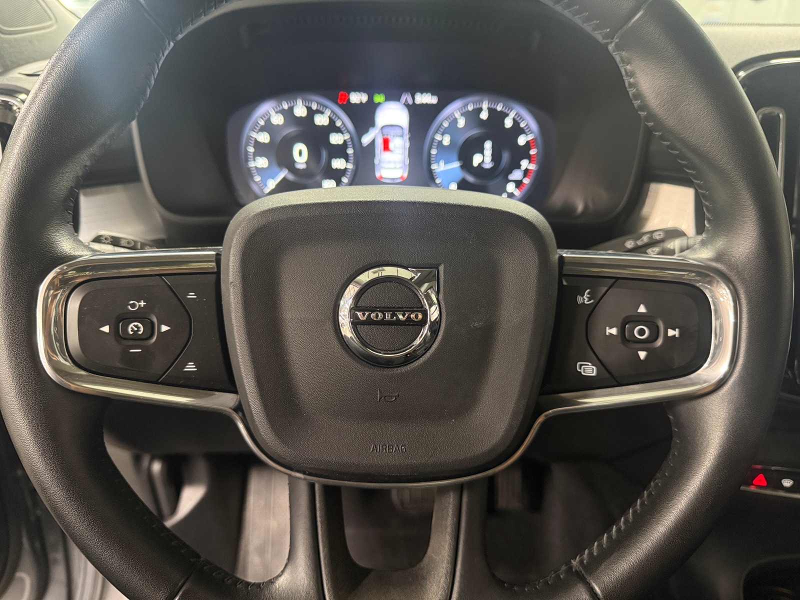 Thumbnail: 2019 Volvo XC40 - 5