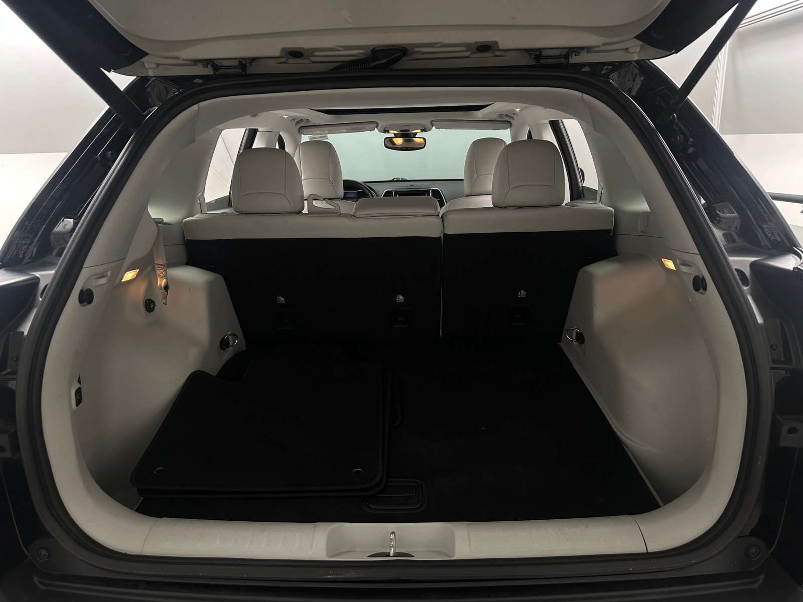 Thumbnail: 2019 Jeep Cherokee - 6