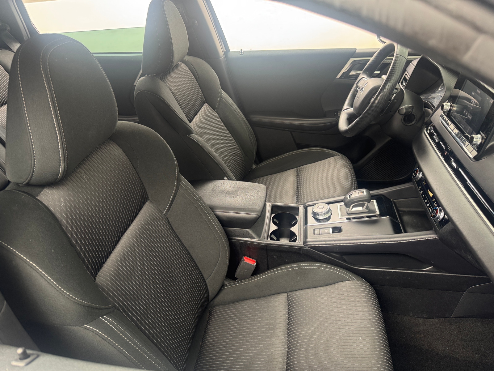 Thumbnail: 2023 Mitsubishi Outlander - 2