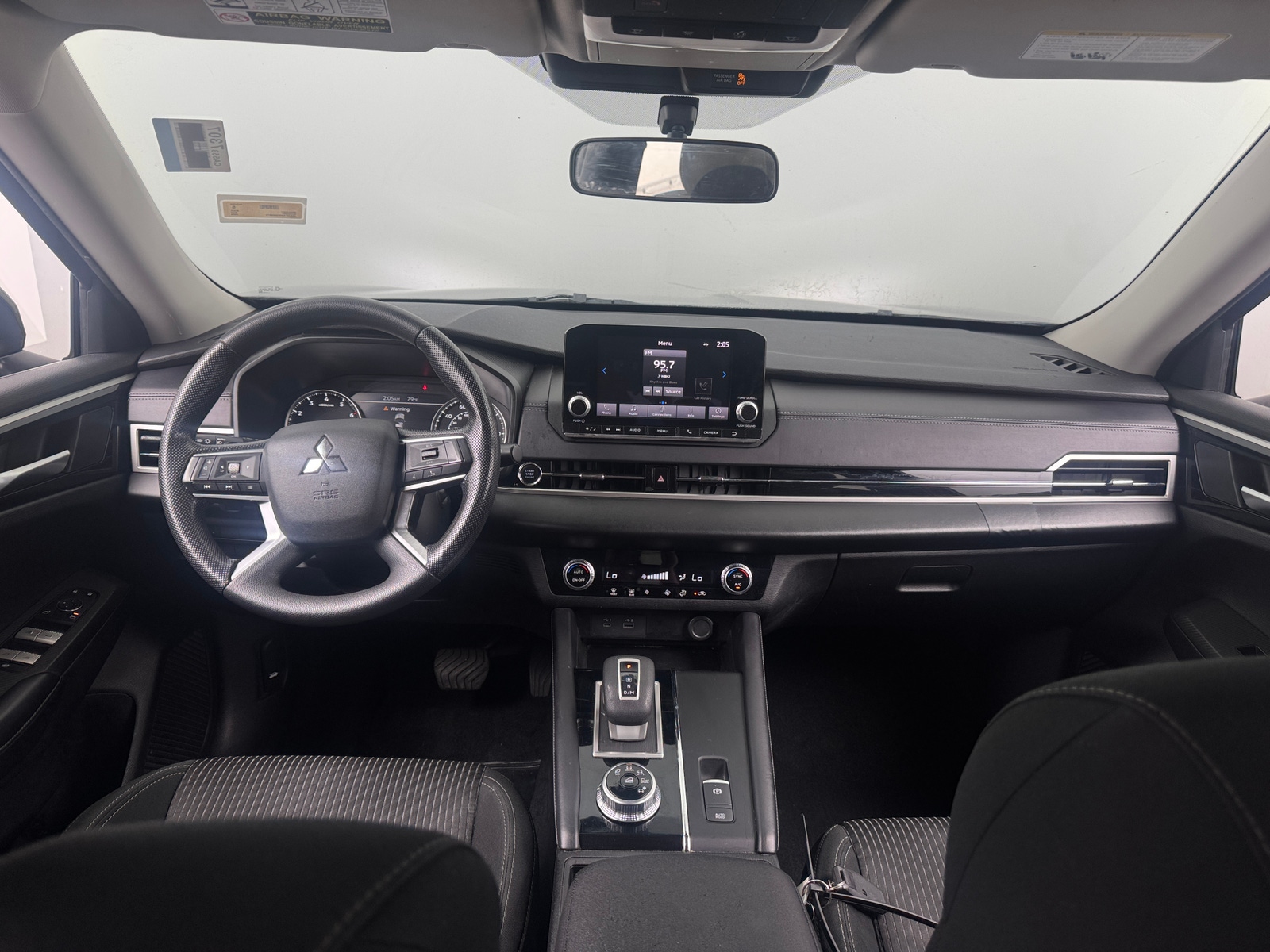 Thumbnail: 2023 Mitsubishi Outlander - 3